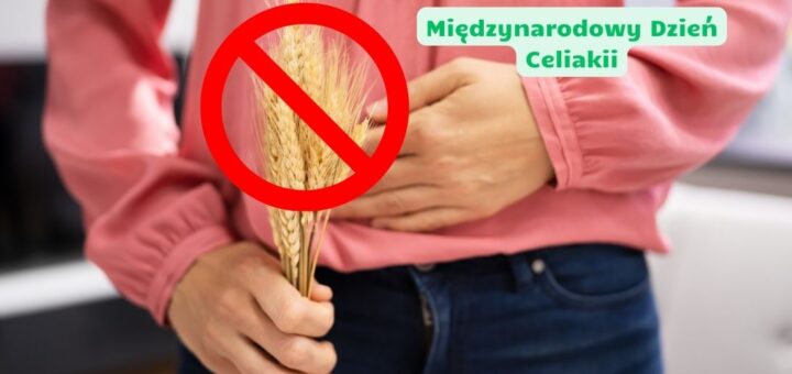 Na zdjęciu osoba trzymająca się jedną dłonią za brzuch. W drugiej dłoni trzyma kłosy pszenicy, które umieszczone są w znaku zakazu. Na zdjęciu jest podpis: Międzynarodowy Dzień Celiakii.