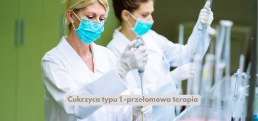 Dwie kobiety w białych fartuchach i maseczkach ochronnych pracują w laboratorium, używając pipet automatycznych. Na pierwszym planie widoczna jest jedna z badaczek, koncentrująca się na przeprowadzanym eksperymencie. W tle przezroczyste naczynia laboratoryjne. Na zdjęciu znajduje się napis: „Cukrzyca typu 1 – przełomowa terapia”.