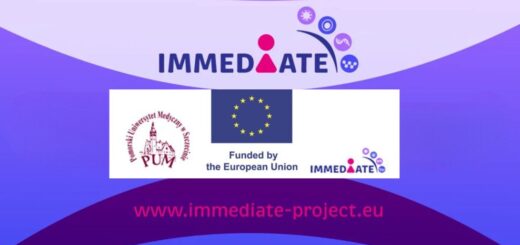 Grafika promująca projekt IMMEDIATE. Na górze logo projektu z napisem ‘IMMEDIATE’, w którym litera ‘A’ jest stylizowana na różową sylwetkę człowieka, a nad literami znajdują się ikony symbolizujące naukę i badania (m.in. wirus, DNA, cząsteczki). Poniżej znajduje się logo Pomorskiego Uniwersytetu Medycznego w Szczecinie, flaga Unii Europejskiej z napisem ‘Funded by the European Union’ oraz mniejsze logo projektu IMMEDIATE. Na dole, na fioletowym tle, widnieje adres strony internetowej: www.immediate-project.eu.
