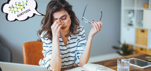 Zestresowana kobieta siedzi przy biurku, trzyma okulary w dłoni i masuje nasadę nosa. Obok niej widoczna jest chmurka z napisem ‘Kortyzol’ oraz wzorem chemicznym hormonu.