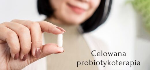 Kobieta trzymająca kapsułkę probiotyku między palcami – symbol celowanej probiotykoterapii, czyli precyzyjnego doboru szczepów bakterii wspierających mikrobiom jelitowy.