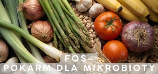 Różnorodne produkty roślinne bogate w fruktooligosacharydy (FOS), takie jak cebula, czosnek, por, szparagi i banany, ułożone na stole. Na zdjęciu widnieje napis: „FOS – pokarm dla mikrobioty”. Obraz symbolizuje naturalne źródła pożywienia dla dobrych bakterii jelitowych.