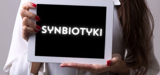 Napis „Synbiotyki” na ekranie tabletu – temat wpisu poświęconego roli synbiotyków w mikrobiocie jelitowej.