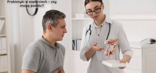 Lekarka pokazuje pacjentowi model jelita podczas konsultacji dotyczącej zaparć i możliwego wsparcia probiotykami.