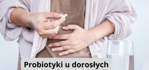 Na zdjęciu dorosła osoba trzyma dłoń na brzuchu. W drugiej dłoni trzyma kapsułkę. Na pierwszym planie widać szklankę z wodą. Podpis brzmi: Probiotyki u dorosłych.