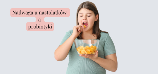 Otyła nastolatka stoi z miską chipsów w ręku.