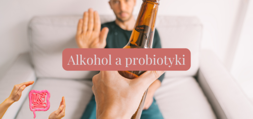 Na pierwszym planie dłoń z wyciuągniętą butelką alkoholu. W tle widać mężczyznę siedzącego na kanapie, który unosi rękę z dłonią uniesioną w geście "stop". Odmawia przyjęcia butelki z alkoholem.