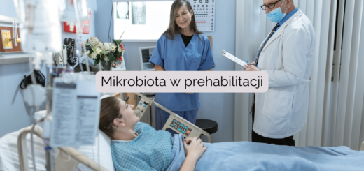 Sala szpitalna. W łóżku leży pacjentka, obok łóżka stoi lekarka i lekarz. Podpis: Mikrobiota w prehabilitacji