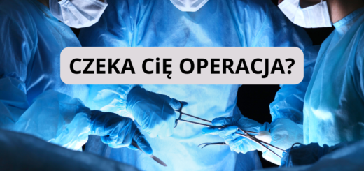 Sala operacyjna z trójką chirurgów nachylających się nad pacjentem. Napis na zdjęciu: Czeka Cię operacja?