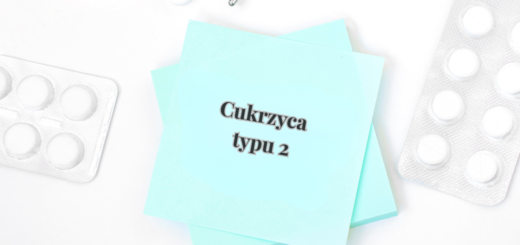 Niebieska karteczka z napisem 'Cukrzyca typu 2' otoczona tabletkami i blistrami z lekami na białym tle.