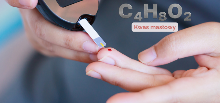 Osoba wykonuje pomiar poziomu glukozy we krwi za pomocą glukometru, przykładając pasek testowy do palca z widoczną kroplą krwi. Po prawej stronie widnieje wzór chemiczny kwasu masłowego (C₄H₈O₂) z podpisem: 'Kwas masłowy'.
