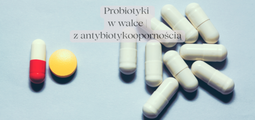 Kapsułki probiotyczne i tabletki antybiotyków ułożone na jasnym tle, z napisem: „Probiotyki w walce z antybiotykoopornością” umieszczonym na przezroczystym tle w centrum zdjęcia.