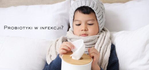 Dziecko z objawami infekcji górnych dróg oddechowych leży w łóżku z chusteczkami – temat badań nad probiotykami w URTI.