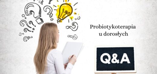 Kobieta trzymająca notatnik patrzy na rysunki znaków zapytania i żarówki, obok znajduje się napis ‘Probiotykoterapia u dorosłych’ oraz tabliczka z napisem Q&A — grafika do artykułu z pytaniami i odpowiedziami o probiotykoterapii.