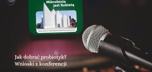 Grafika z mikrofonem na scenie konferencyjnej i napisem „Jak dobrać probiotyk? Wnioski z konferencji”. Nawiązuje do wykładu o bezpieczeństwie probiotyków podczas konferencji „Mikrobiota jest Kobietą”.