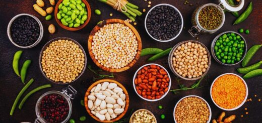 Różnorodne rośliny strączkowe jako źródło białka i błonnika – fasola, soczewica, ciecierzyca i groch w miseczkach na ciemnym tle.