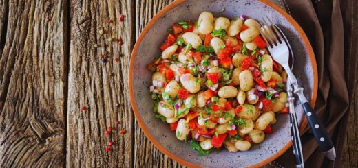 Sałatka z białej fasoli z warzywami jako przykład prostego sposobu na wprowadzenie strączków do zdrowej diety.