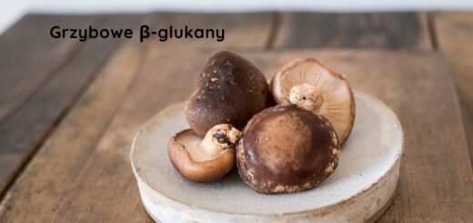 Grzyby shiitake z napisem „Grzybowe β-glukany” jako ilustracja artykułu o wpływie β-glukanów na odporność i równowagę organizmu.