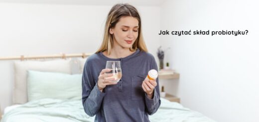 Kobieta ogląda opakowanie probiotyku; grafika ilustruje temat czytania składu preparatów probiotycznych.