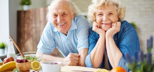 Błonnik na zaparcia u osób starszych – zdrowa dieta seniorów z owocami i wodą.